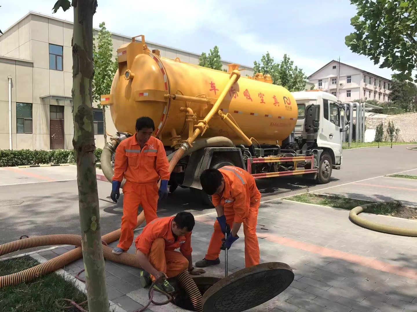 岫岩管道疏通车停在窨井附近