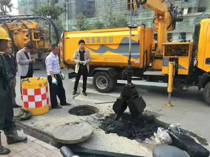 岫岩街道：网格员化身“清道夫”，为民解忧疏通“堵心”化粪池