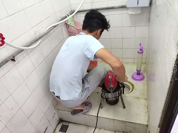 岫岩肥皂掉到马桶里把马桶堵住了怎么办？马桶堵住了怎么办