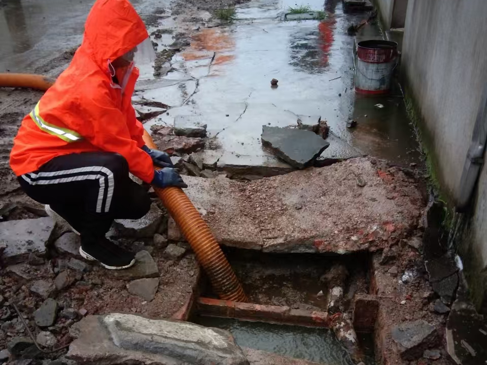 岫岩专业清理污水池 炜誉市政以规范流程守护城市 “肠道”